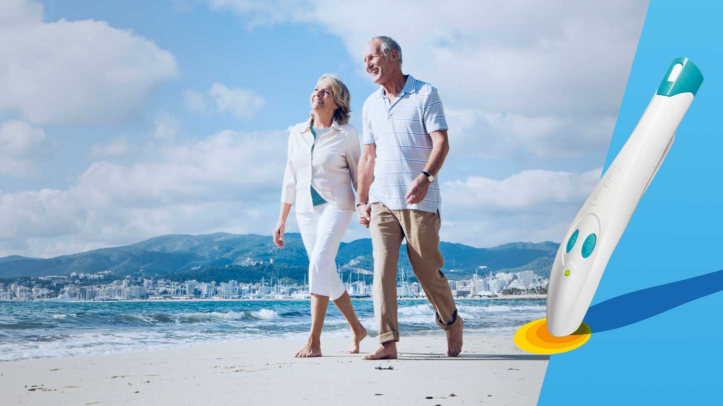 Ein älteres Ehepaar gnießt ihren Urlaub am Meer und spaziert Hand in Hand am Strand entlang, und es ist das Produktbild des bite away Cobra mit darauf zu sehen.